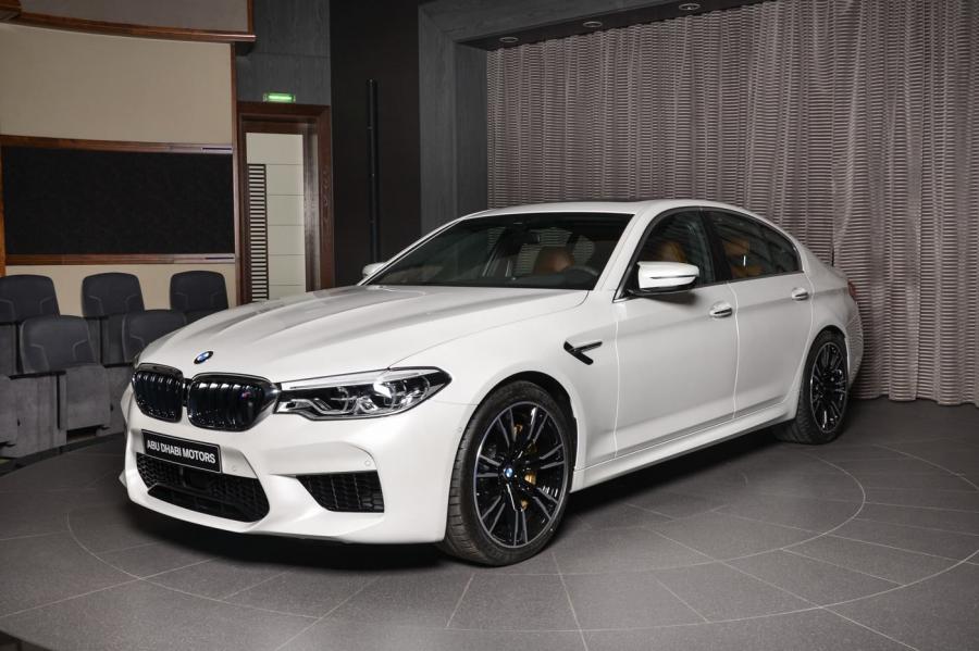  BMW M5 Brilliant White by Abu Dhabi Motors (F90) 2018 года  (фото 1 из 18)